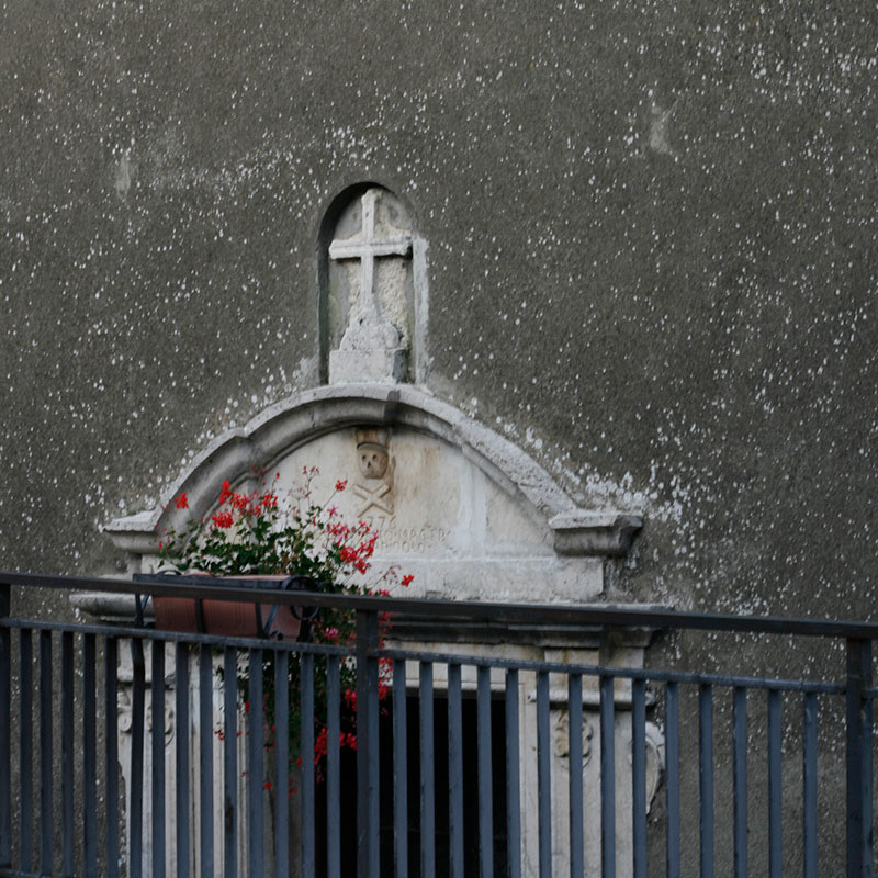 portale in Pietra inciso su Chiesa di Montemarano